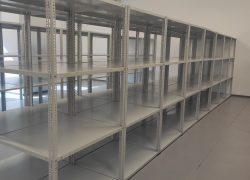 Regały metalowe w magazynie