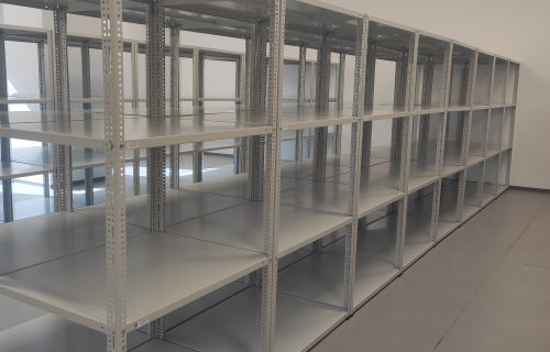 Regały metalowe w magazynie